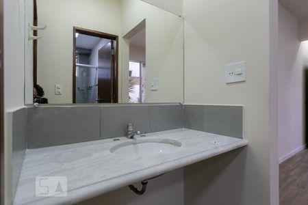 Banheiro de apartamento à venda com 1 quarto, 49m² em Funcionários, Belo Horizonte