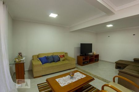 Sala de estar de casa à venda com 4 quartos, 400m² em Chora Menino, São Paulo