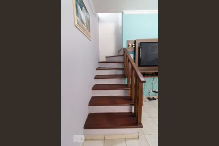 Escadas de casa à venda com 3 quartos, 130m² em Jardim Moreira, Guarulhos