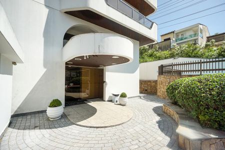 Casa de condomínio à venda com 520m², 4 quartos e 7 vagas Casa de condomínio à venda com 520m², 4 quartos e 7 vagasEntrada