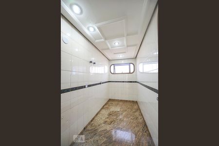 Casa de condomínio à venda com 520m², 4 quartos e 7 vagas Casa de condomínio à venda com 520m², 4 quartos e 7 vagasBanheiro da suíte