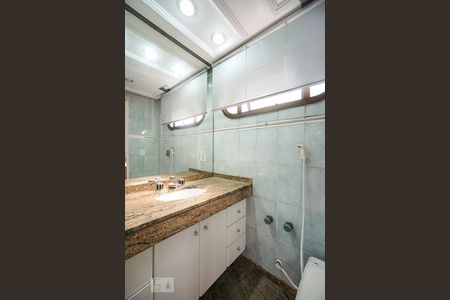 Casa de condomínio à venda com 520m², 4 quartos e 7 vagas Casa de condomínio à venda com 520m², 4 quartos e 7 vagasBanheiro da suíte 04