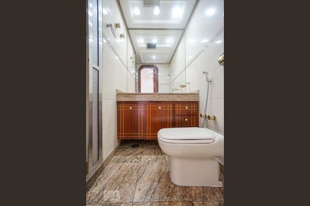 Casa de condomínio à venda com 520m², 4 quartos e 7 vagas Casa de condomínio à venda com 520m², 4 quartos e 7 vagasBanheiro da suíte 03