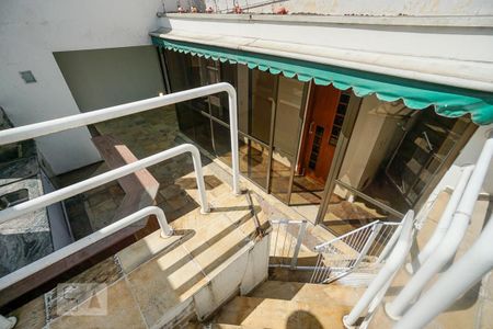 Casa de condomínio à venda com 520m², 4 quartos e 7 vagas Casa de condomínio à venda com 520m², 4 quartos e 7 vagasEscada da piscina