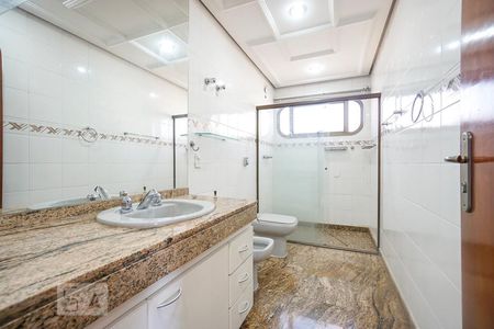 Casa de condomínio à venda com 520m², 4 quartos e 7 vagas Casa de condomínio à venda com 520m², 4 quartos e 7 vagasBanheiro da suíte 02