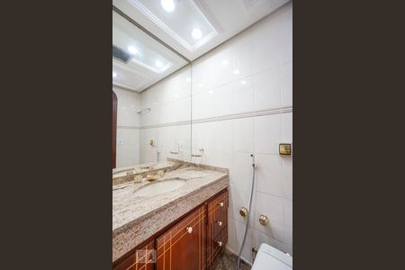 Casa de condomínio à venda com 520m², 4 quartos e 7 vagas Casa de condomínio à venda com 520m², 4 quartos e 7 vagasBanheiro da suíte 03