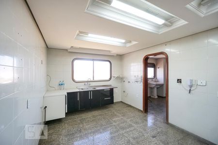 Casa de condomínio à venda com 520m², 4 quartos e 7 vagas Casa de condomínio à venda com 520m², 4 quartos e 7 vagasCozinha