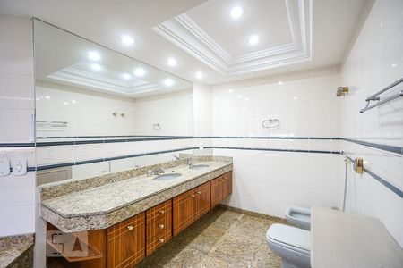 Casa de condomínio à venda com 520m², 4 quartos e 7 vagas Casa de condomínio à venda com 520m², 4 quartos e 7 vagasBanheiro da suíte 05