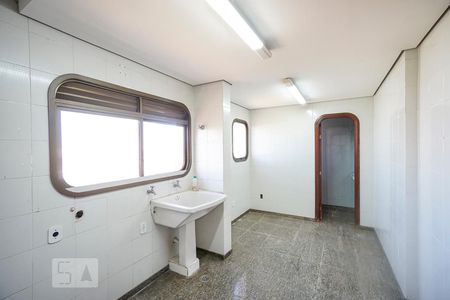 Casa de condomínio à venda com 520m², 4 quartos e 7 vagas Casa de condomínio à venda com 520m², 4 quartos e 7 vagasÁrea de serviço