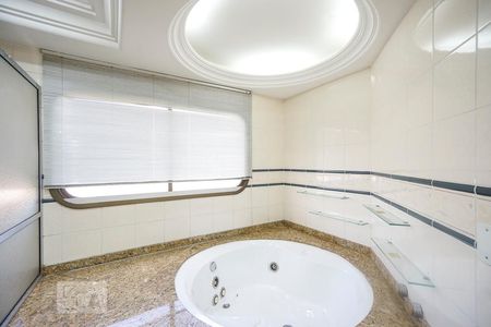 Casa de condomínio à venda com 520m², 4 quartos e 7 vagas Casa de condomínio à venda com 520m², 4 quartos e 7 vagasBanheiro da suíte 05