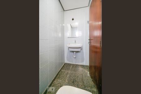 Casa de condomínio à venda com 520m², 4 quartos e 7 vagas Casa de condomínio à venda com 520m², 4 quartos e 7 vagasBanheiro de serviço