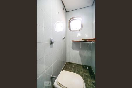 Casa de condomínio à venda com 520m², 4 quartos e 7 vagas Casa de condomínio à venda com 520m², 4 quartos e 7 vagasBanheiro de serviço