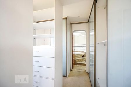 Casa de condomínio à venda com 520m², 4 quartos e 7 vagas Casa de condomínio à venda com 520m², 4 quartos e 7 vagasCloset da suíte 05