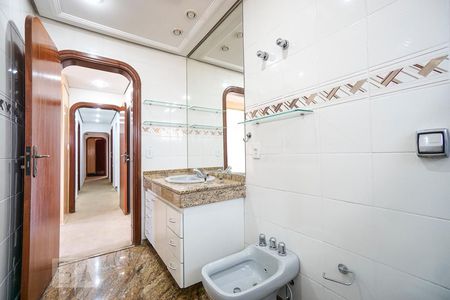 Casa de condomínio à venda com 520m², 4 quartos e 7 vagas Casa de condomínio à venda com 520m², 4 quartos e 7 vagasBanheiro da suíte 02