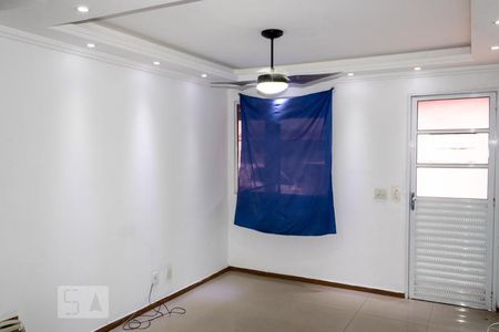 Sala de casa de condomínio para alugar com 2 quartos, 73m² em Guaratiba, Rio de Janeiro