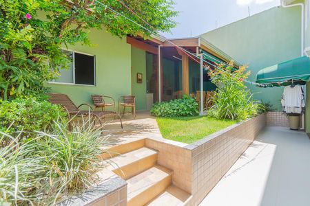 Casa à venda com 238m², 4 quartos e 4 vagas Casa à venda com 238m², 4 quartos e 4 vagasQuintal