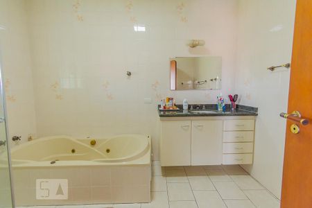 Casa à venda com 238m², 4 quartos e 4 vagas Casa à venda com 238m², 4 quartos e 4 vagasBanheiro da Suíte