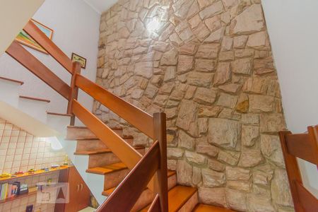 Casa à venda com 238m², 4 quartos e 4 vagas Casa à venda com 238m², 4 quartos e 4 vagasEscada