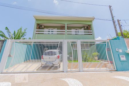 Casa à venda com 238m², 4 quartos e 4 vagas Casa à venda com 238m², 4 quartos e 4 vagasFachada