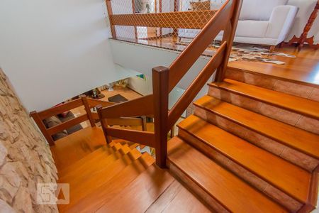 Casa à venda com 238m², 4 quartos e 4 vagas Casa à venda com 238m², 4 quartos e 4 vagasEscada