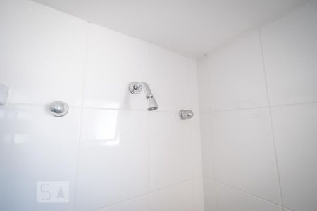 Chuveiro de kitnet/studio para alugar com 1 quarto, 27m² em Centro, Curitiba