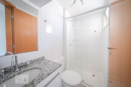 Banheiro de kitnet/studio para alugar com 1 quarto, 27m² em Centro, Curitiba