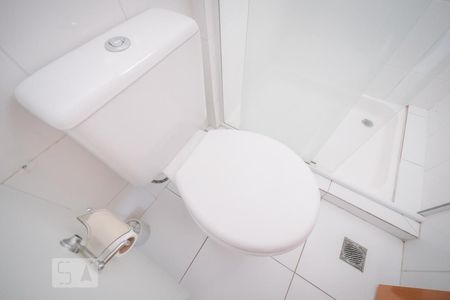 Detalhe do banheiro de kitnet/studio para alugar com 1 quarto, 27m² em Centro, Curitiba