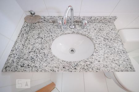 Detalhe do banheiro de kitnet/studio para alugar com 1 quarto, 27m² em Centro, Curitiba