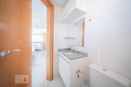 Banheiro de kitnet/studio para alugar com 1 quarto, 27m² em Centro, Curitiba