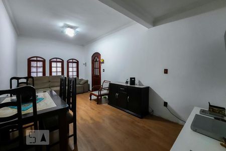 Casa à venda com 110m², 3 quartos e 2 vagasSala