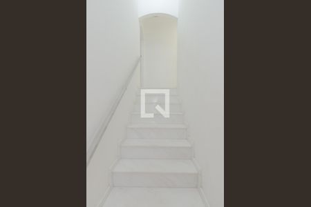 Escada da Sala/Dormitórios  de casa à venda com 3 quartos, 190m² em Vila Venditti, Guarulhos