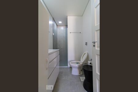 Banheiro de kitnet/studio para alugar com 1 quarto, 29m² em República, São Paulo