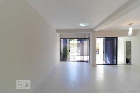 Casa à venda com 196m², 4 quartos e 3 vagas Casa à venda com 196m², 4 quartos e 3 vagasSalas
