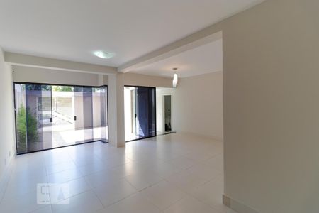 Casa à venda com 196m², 4 quartos e 3 vagas Casa à venda com 196m², 4 quartos e 3 vagasSalas