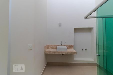 Casa à venda com 196m², 4 quartos e 3 vagas Casa à venda com 196m², 4 quartos e 3 vagasBanheiro da Suíte 02