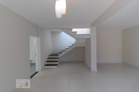 Casa à venda com 196m², 4 quartos e 3 vagas Casa à venda com 196m², 4 quartos e 3 vagasSalas