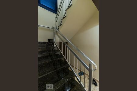 Casa para alugar com 246m², 3 quartos e 2 vagas Casa para alugar com 246m², 3 quartos e 2 vagasEscada