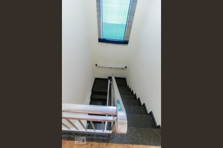 Casa para alugar com 246m², 3 quartos e 2 vagas Casa para alugar com 246m², 3 quartos e 2 vagasEscada