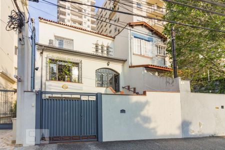 Casa à venda com 300m², 3 quartos e 3 vagas Casa à venda com 300m², 3 quartos e 3 vagasFachada