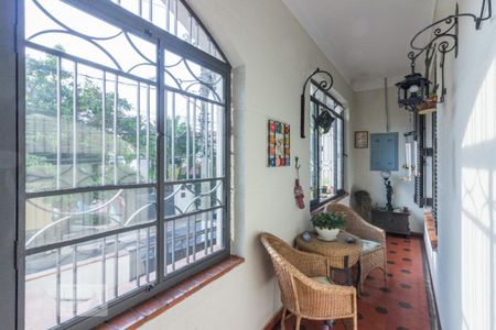 Casa à venda com 300m², 3 quartos e 3 vagas Casa à venda com 300m², 3 quartos e 3 vagasVaranda