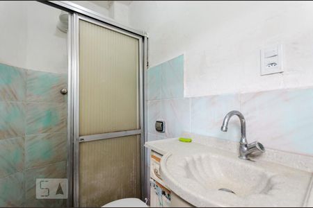 Banheiro de kitnet/studio para alugar com 1 quarto, 31m² em Itararé, Santos