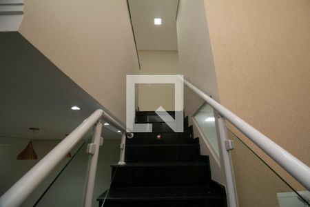 Escadas de casa para alugar com 5 quartos, 900m² em Vila Aricanduva, São Paulo