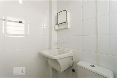 Banheiro de kitnet/studio para alugar com 1 quarto, 28m² em José Menino, Santos