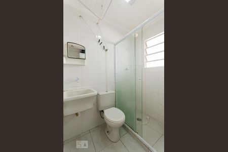 Banheiro de kitnet/studio para alugar com 1 quarto, 28m² em José Menino, Santos