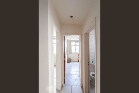 Corredor de apartamento para alugar com 2 quartos, 68m² em Cachoeirinha, Belo Horizonte