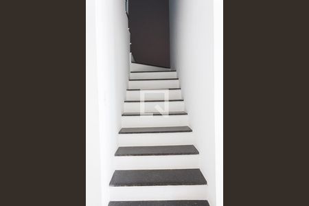 Escada da sala para o segundo andar de casa à venda com 2 quartos, 110m² em Vargem Grande, Rio de Janeiro