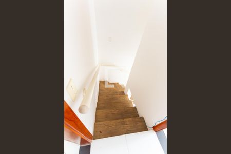 Casa de condomínio para alugar com 57m², 2 quartos e 1 vaga Casa de condomínio para alugar com 57m², 2 quartos e 1 vagaEscadaria