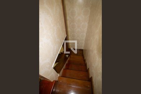 Escada de casa para alugar com 5 quartos, 581m² em Parque A Equitativa, Duque de Caxias