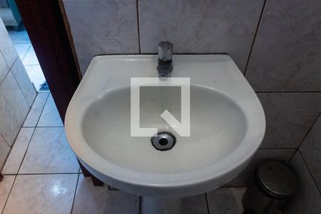 Detalhe banheiro de kitnet/studio para alugar com 1 quarto, 26m² em Ocian, Praia Grande