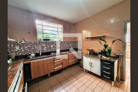 Casa à venda com 4 quartos, 217m² em Sagrada Família, Belo Horizonte